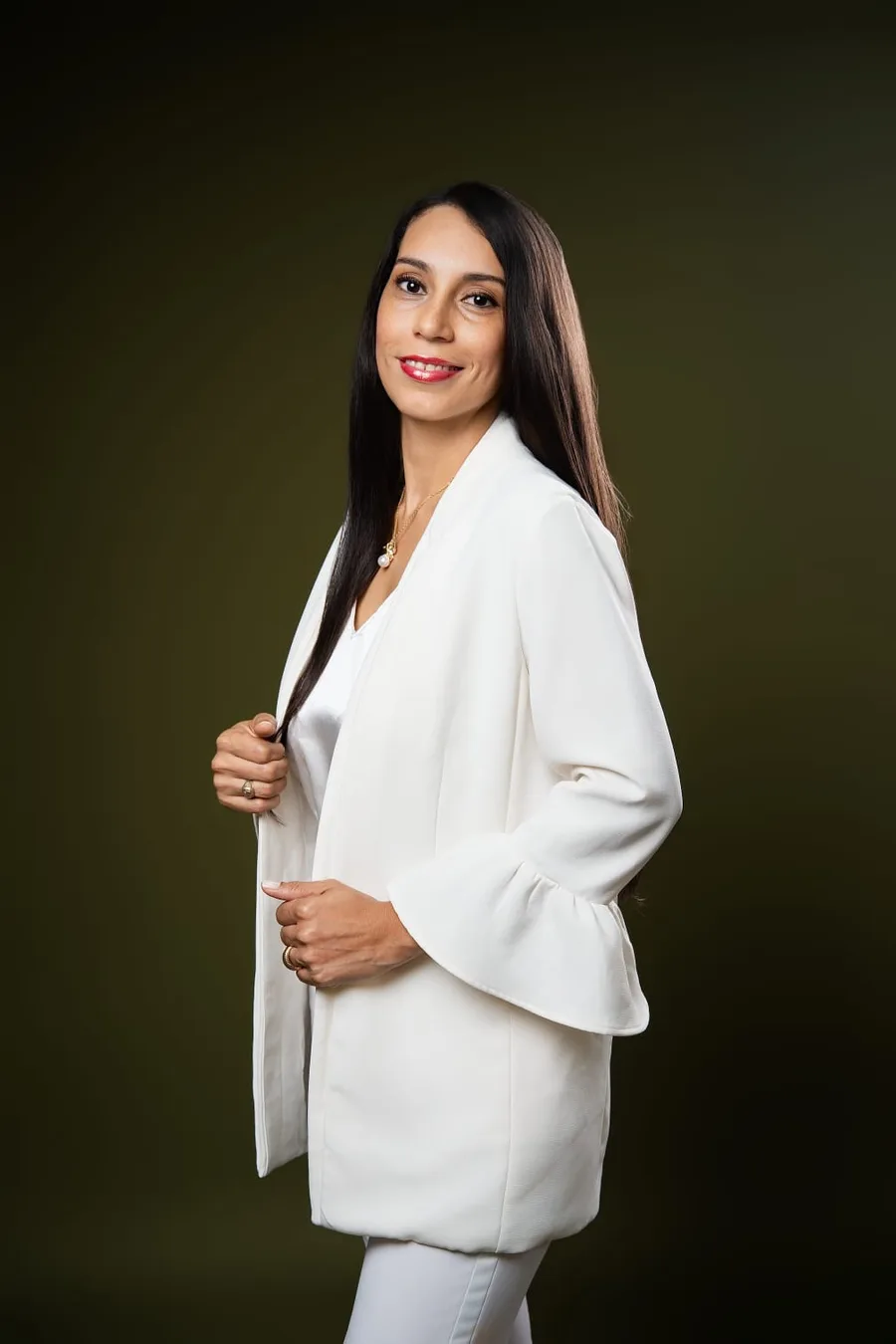 Retrato de la Dra. Esmeralda Núñez con blazer blanco, sonriendo