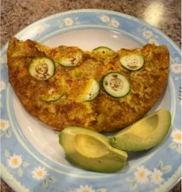 Tortilla de vegetales con calabacín y aguacate preparada por una paciente durante el programa